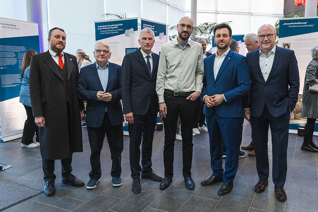 Gruppenbild zur KVWL Ausstellungseröffnung Systemerkrankung