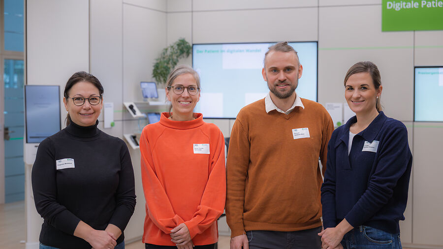 Gruppenfoto: Erhielten beim ersten Seminartag wertvollen Input zum Thema ePA und den Vorteilen einer digital geführten Praxis: die Landarztstarter (v.l.) Evgeniya Mutafova, Anna-Teresa Schneider, Dr. Andreas Klein und Dr. Caroline Homann
